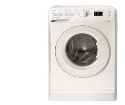 vue de face d'une machine à laver blanche sur fond blanc