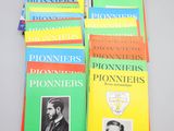 une pile de livres posée sur une table, avec la photo d'un homme en costume