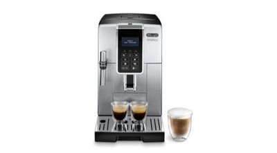 une machine à café avec deux tasses de café à côté