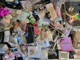 un tas d'objets divers posés sur une table