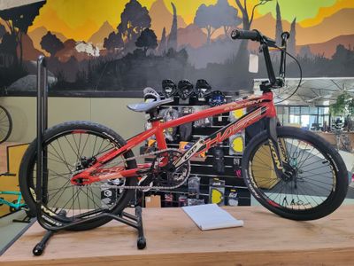 un vélo posé sur une table dans une pièce