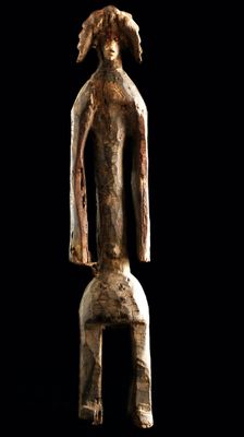 une image représentant une statue en bronze d'un homme portant une tête de chèvre sur le dos