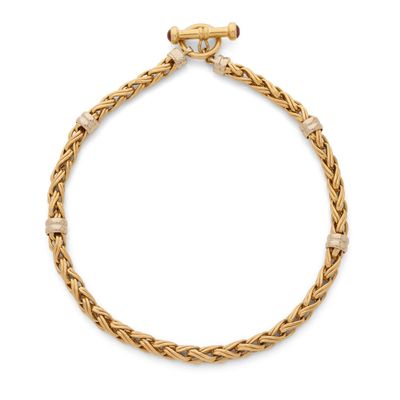 un bracelet en or jaune serti de diamants sur fond blanc