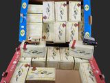 une valise rouge remplie de nombreuses boîtes de cartes