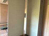 une pièce qui comporte une porte et une fenêtre