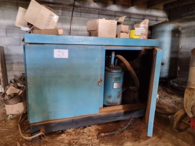 une armoire bleue qui contient un chauffe-eau