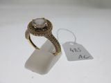 un gros plan d'une bague en or sertie d'une pierre