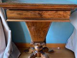 une petite table en bois surmontée d'un tiroir