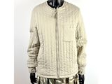 une photo d'un mannequin portant une veste et une jupe
