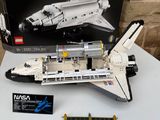 une maquette de navette spatiale posée sur une table, à côté d'une boîte