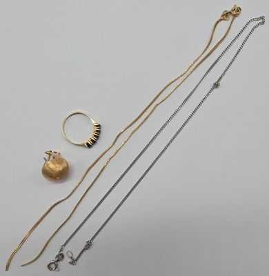 une collection de bijoux comprenant un collier, une bague et un bracelet