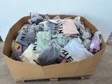 un carton rempli de vêtements posé sur une palette