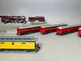 plusieurs petits trains sont alignés sur une surface blanche