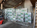 beaucoup de cartons et un chariot élévateur dans un entrepôt