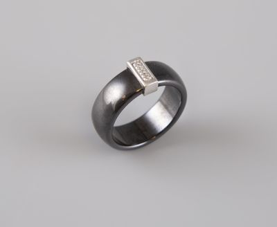 une bague noire et blanche avec un diamant au centre