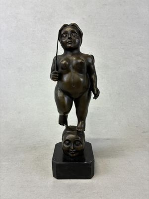 statue en bronze représentant un garçon coiffé d'un chapeau et tenant un parapluie