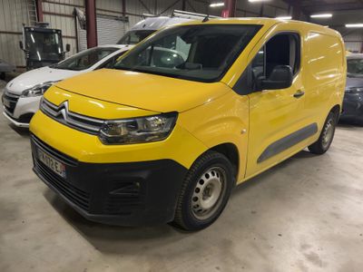 une camionnette jaune garée dans un garage à côté d'autres voitures