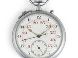 un gros plan d'une montre de poche en argent sur fond blanc