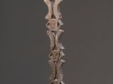sculptures en bois et en métal sur un fond gris