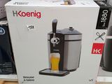 une boîte de cafetière sur une étagère du magasin