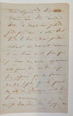 une feuille de papier sur laquelle on peut écrire, posée sur une table