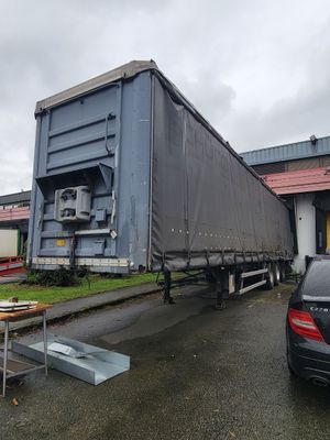 un camion garé à côté d'une voiture