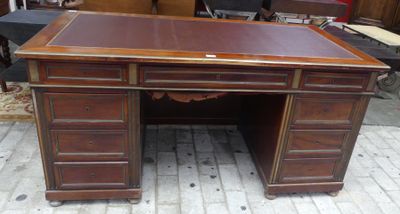 un bureau en bois avec des tiroirs et des tiroirs sur le dessus
