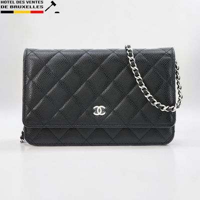 un sac-portefeuille Chanel en cuir matelassé noir avec une chaîne