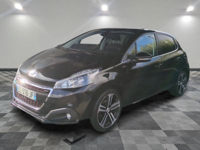 la voiture noire est garée dans le garage sur un sol en damier
