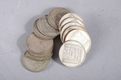 une pile de pièces de monnaie posée sur une table