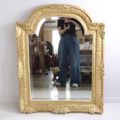 une femme se prenant en photo dans un miroir