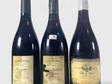 trois bouteilles de vin posées l'une à côté de l'autre sur une table