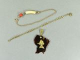 un collier plaqué or orné d'un ours et d'une banane