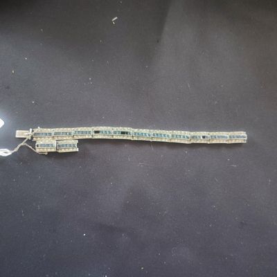 Bracelet argent et pierres blanches.