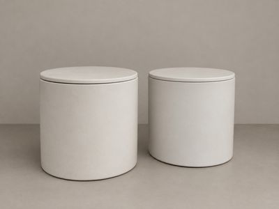 deux récipients blancs posés l'un à côté de l'autre sur une table