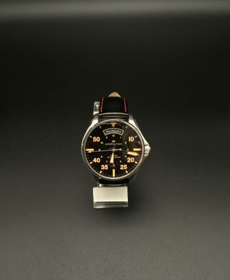 une montre posée sur une table