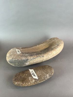 deux pantoufles en pierre posées l'une à côté de l'autre sur une table