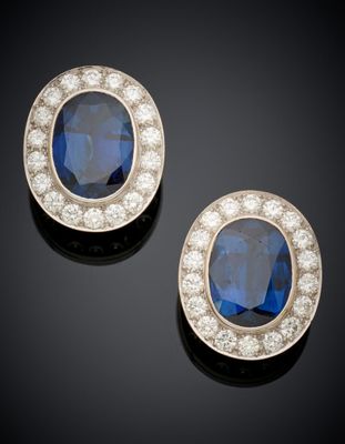 une paire de boucles d'oreilles en saphir et diamant