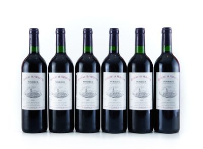 six bouteilles de vin sont alignées sur une surface blanche