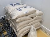un tas de sable posé par terre à côté d'un poêle
