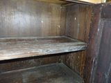 une étagère en bois dans un coin de la pièce