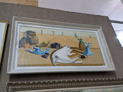 une photo d'un chat assis sur une table à côté d'une photo d'un singe