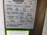 une étiquette apposée à l'arrière d'un réfrigérateur qui n'est pas utilisé