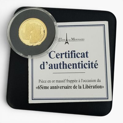 certificat d'authenticité d'une pièce d'or posé sur un dessous de verre noir