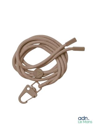 un gros plan d'une corde avec un mousqueton sur fond blanc