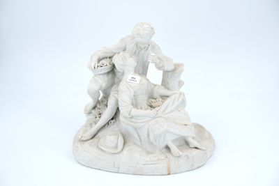 une statue représentant un homme et une femme assis sur un rocher