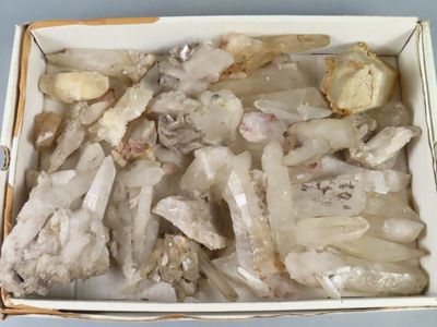 une boîte remplie de nombreux cristaux blancs posée sur une table