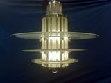 une lampe suspendue au plafond de la pièce