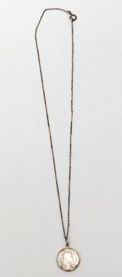 PENDENTIF en or gris (750) serti d'une médaille en nacre ciselée au pr - Photo 1