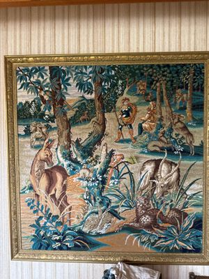 une photo d'une tapisserie accrochée au mur d'une pièce